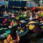 Deretan perahu jukung berisi beragam dagangan segar mengapung di sungai, menyajikan pemandangan khas pasar terapung di Kalimantan yang ramai dengan aktivitas jual beli. Para pedagang dengan cekatan melayani pembeli, menciptakan suasana interaksi yang hidup dan penuh warna di atas air.