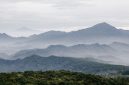 Pemandangan matahari terbit yang memukau dari puncak Gunung Halau-Halau, memperlihatkan hamparan awan dan hutan hijau lebat khas Kalimantan. Keindahan panorama ini menjadi hadiah bagi setiap pendaki yang berhasil mencapai titik tertinggi di Pulau Kalimantan.